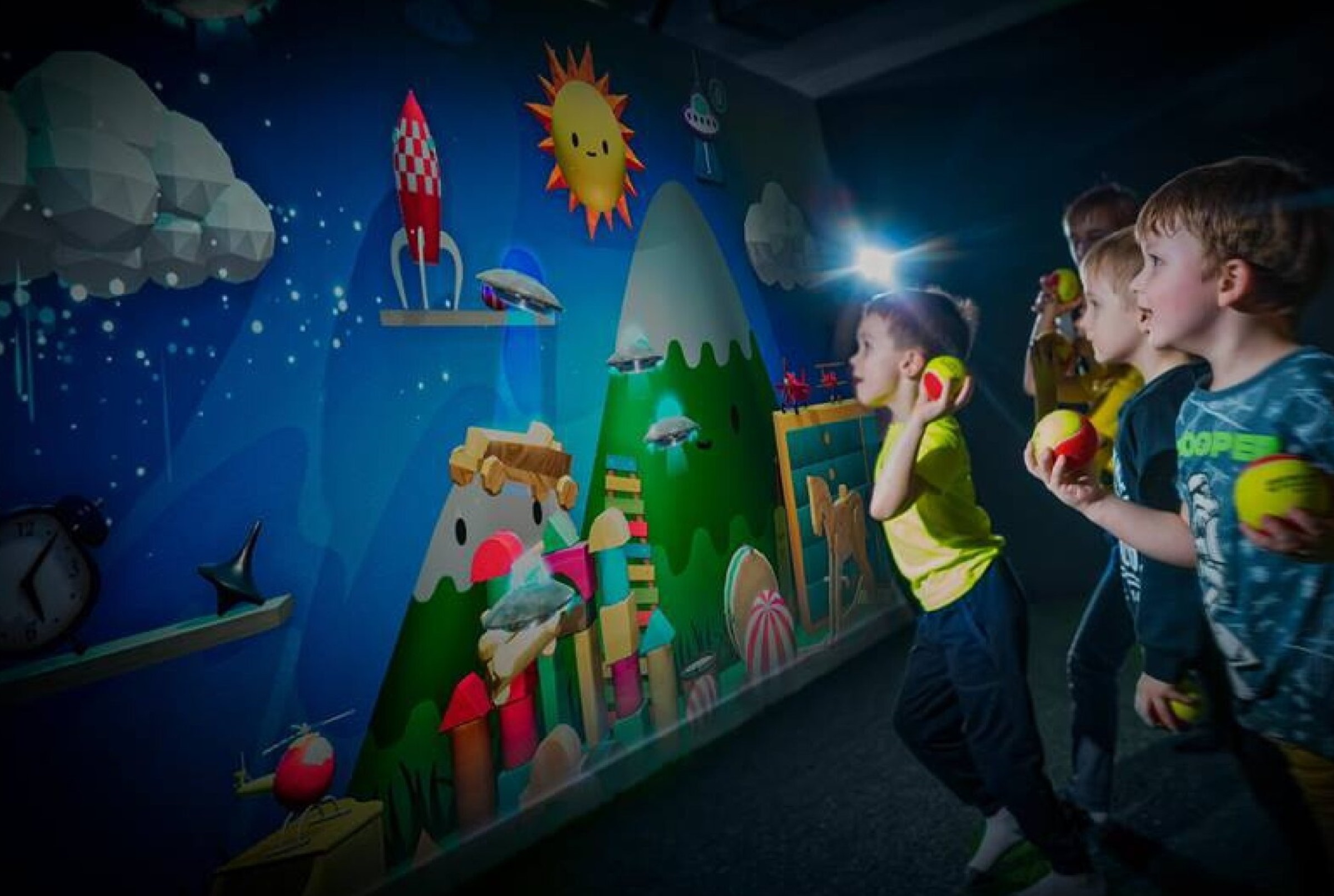 Прятки в парке аттракционов. Интерактивная стена кидалки. Интерактивная стена для детей. Интерактив на стену для детей. Мультимедийный парк развлечений.